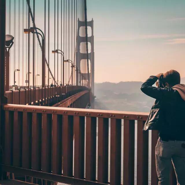 一名男子在金门大桥拍照